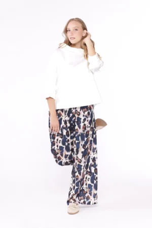 BLUSA comoda ed elegante con scollo a barca risvoltato e fondo irregolare di tendenza ONEWORLD HYBRID