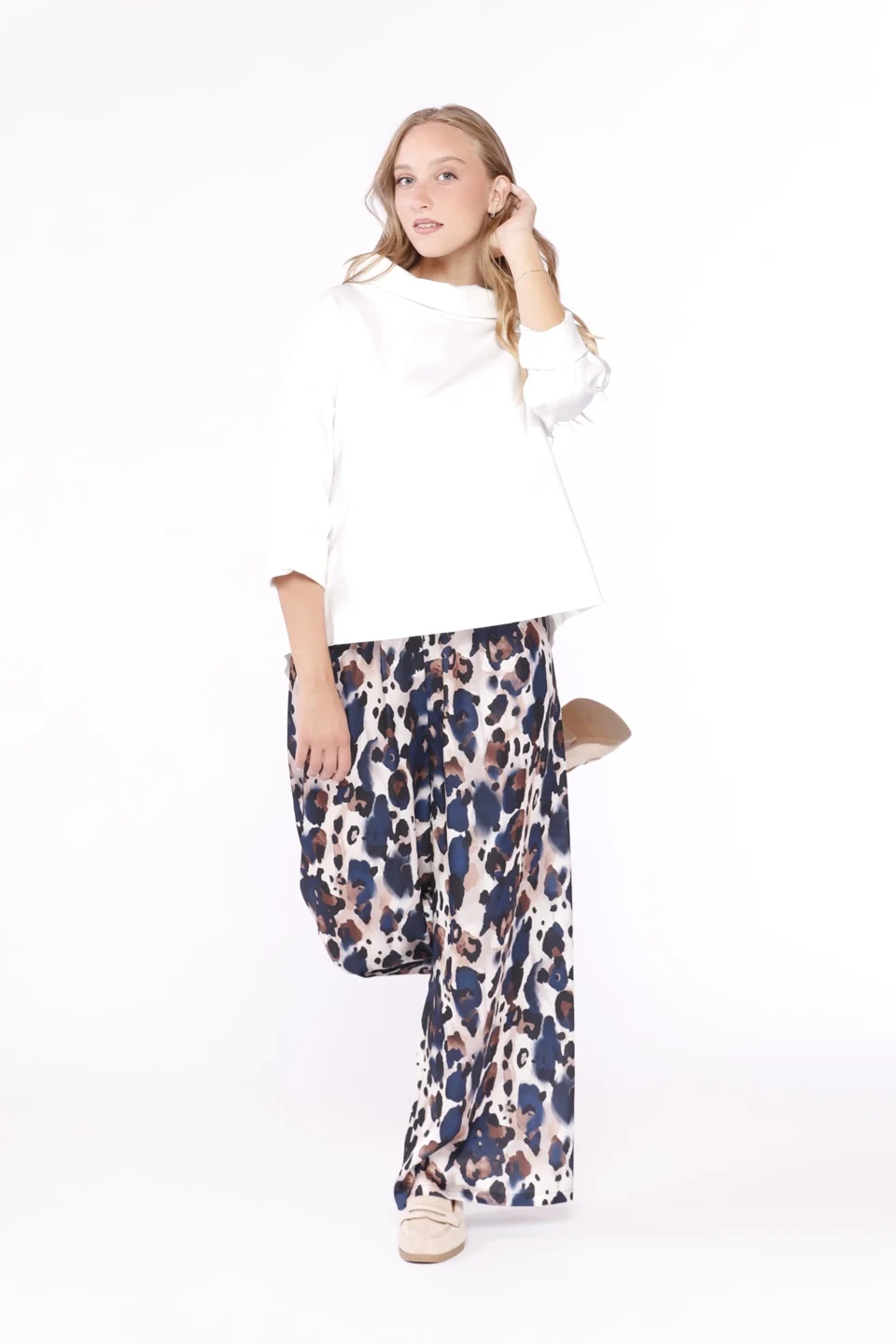 BLUSA comoda ed elegante con scollo a barca risvoltato e fondo irregolare di tendenza ONEWORLD HYBRID