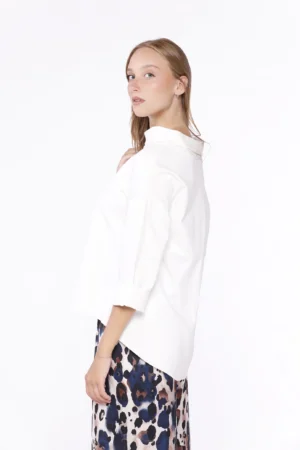 BLUSA comoda ed elegante con scollo a barca risvoltato e fondo irregolare di tendenza