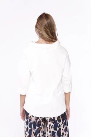 BLUSA comoda ed elegante con scollo a barca risvoltato e fondo irregolare di tendenza