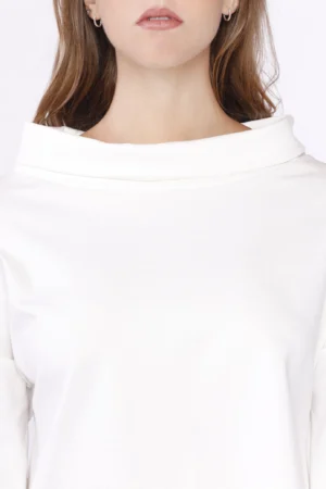 BLUSA comoda ed elegante con scollo a barca risvoltato e fondo irregolare di tendenza