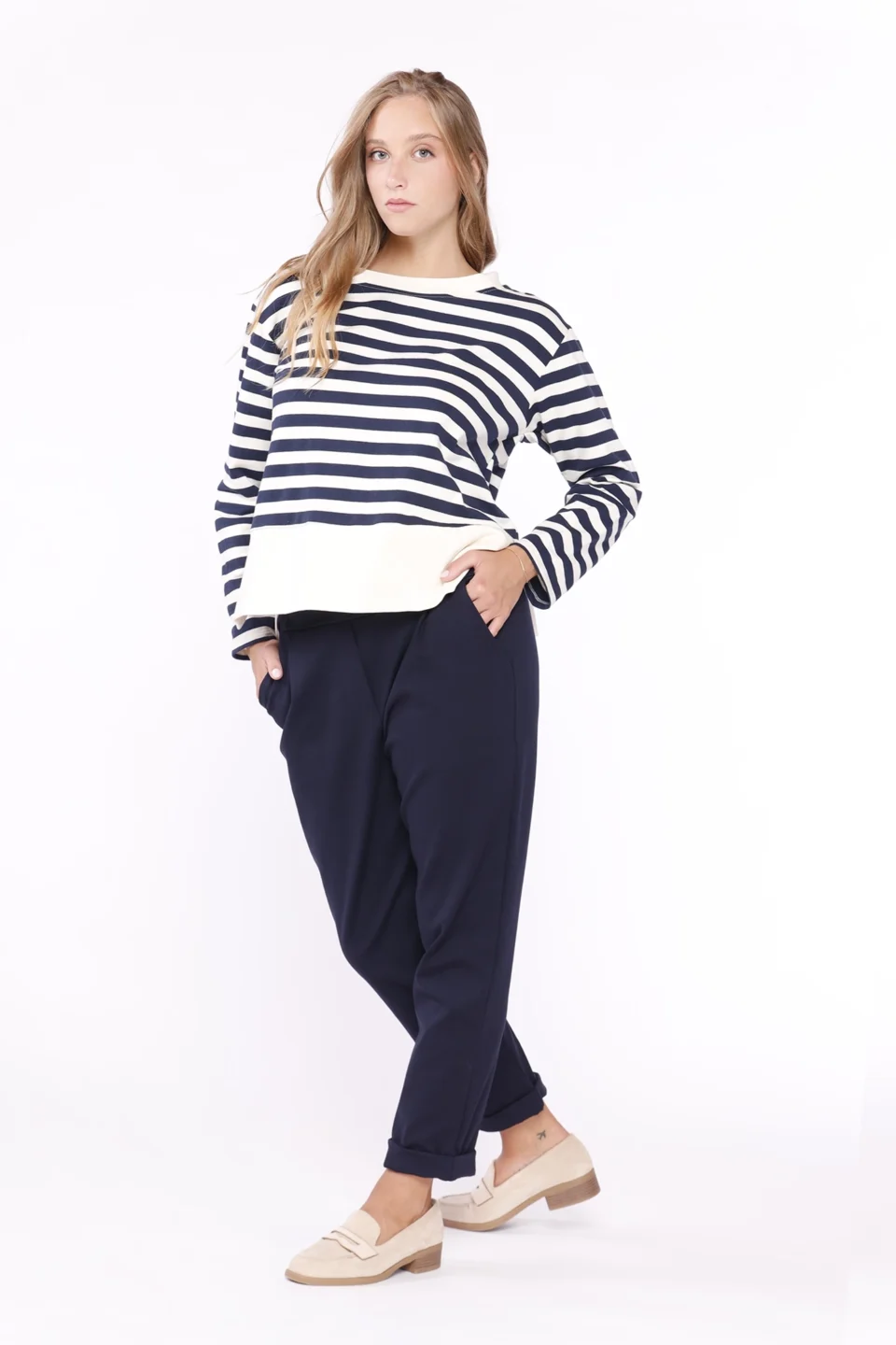 PANTALONE casual con risvolti alle caviglie e graziose pence verticali sul davanti ONEWORLD HYBRID