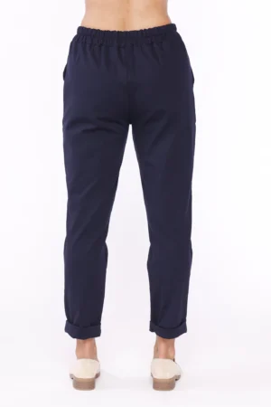 PANTALONE casual con risvolti alle caviglie e graziose pence verticali sul davanti