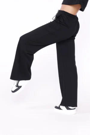 PANTALONE comodo monocolore con tasche e laccetto da stringere in chiusura