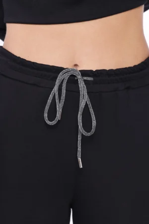 PANTALONE comodo monocolore con tasche e laccetto da stringere in chiusura