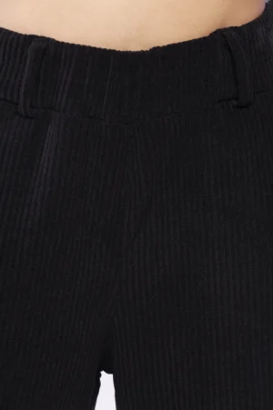 PANTALONE comodo a costine con gamba a palazzo passanti alla cintura e chiusura a elastico