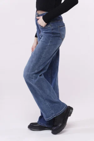 JEANS in denim wide leg con comode tasche laterali