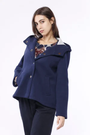 CAPPOTTO softshell corto con cappuccio e tasche diagonali