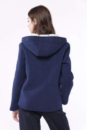 CAPPOTTO softshell corto con cappuccio e tasche diagonali