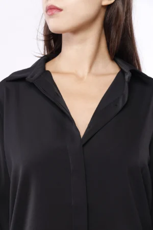 CAMICIA monocolore a manica lunga con bottoncini interni e collettto alla francese