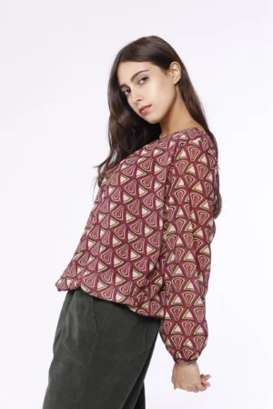 BLUSA fantasia geometrica di fiori con scollo a giro e orli a sbuffo