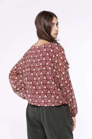 BLUSA fantasia geometrica di fiori con scollo a giro e orli a sbuffo