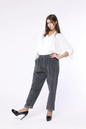 PANTALONE in velluto di cotone con elastico in vita graziose pence sul davanti e comodo elastico in vita ONEWORLD HYBRID