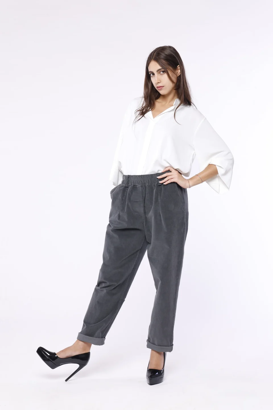 PANTALONE in velluto di cotone con elastico in vita graziose pence sul davanti e comodo elastico in vita ONEWORLD HYBRID