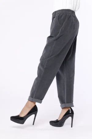 PANTALONE in velluto di cotone con elastico in vita graziose pence sul davanti e comodo elastico in vita