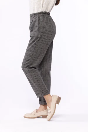 PANTALONE classico con risvolti alle caviglie trama scozia e comodo elastico di chiusura