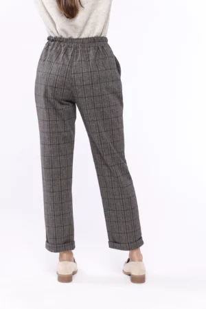 PANTALONE classico con risvolti alle caviglie trama scozia e comodo elastico di chiusura