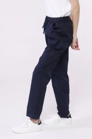 PANTALONE casual con cordino di chiusura in vita e comode taschine laterali