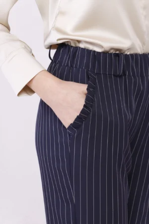 PANTALONE rigato con risvolti alle caviglie e comodo elastico di chiusura