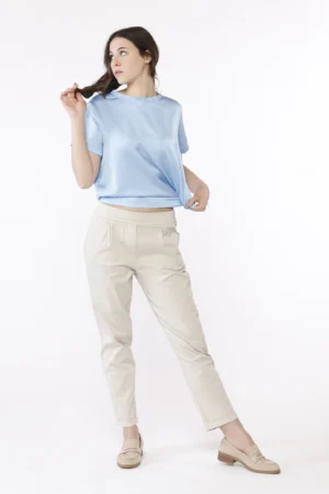 PANTALONE leggero dal taglio classico con risvolti alle caviglie e comode taschine chiusura a elastico