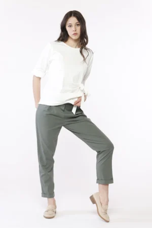 PANTALONE leggero dal taglio classico con risvolti alle caviglie e comode taschine chiusura a elastico