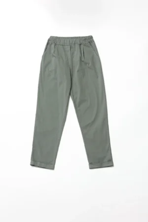 PANTALONE leggero dal taglio classico con risvolti alle caviglie e comode taschine chiusura a elastico