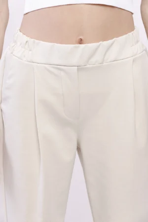 PANTALONE comodo con risvolti alle caviglie ed elastico di chiusura arricciato ai lati