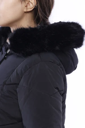 GIACCA Piumino lunga trapuntata con pellicciotto sul cappuccio