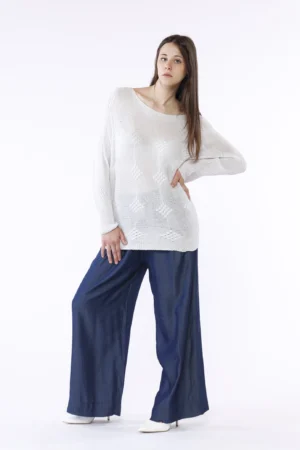 MAGLIA casual laminata con scollo a barchetta e graziosi ricami orizzontali in rilievo