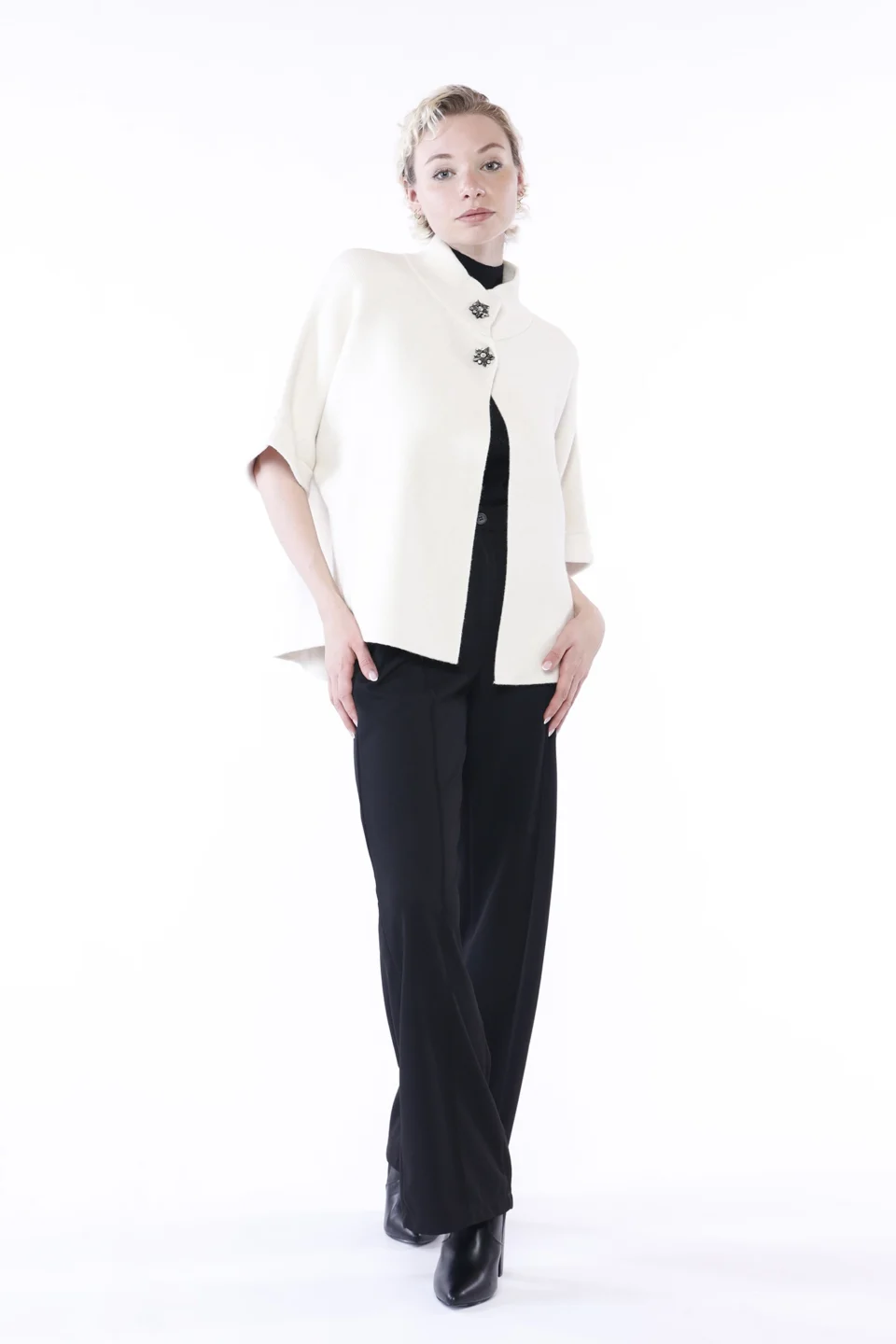 CARDIGAN tipo poncho con grazioso bottone alamaro e maniche a kimono ONEWORLD HYBRID