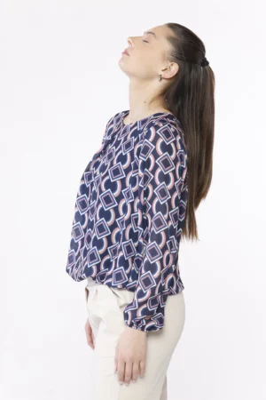 BLUSA fantasia geometrica con orli a sbuffo e scollo a giro