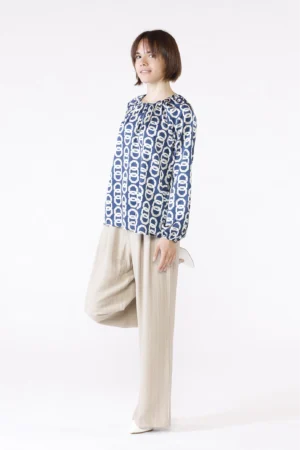 BLUSA fresche serate con stampa fantasia di catene e grazioso scollo con bottoncino sul davanti