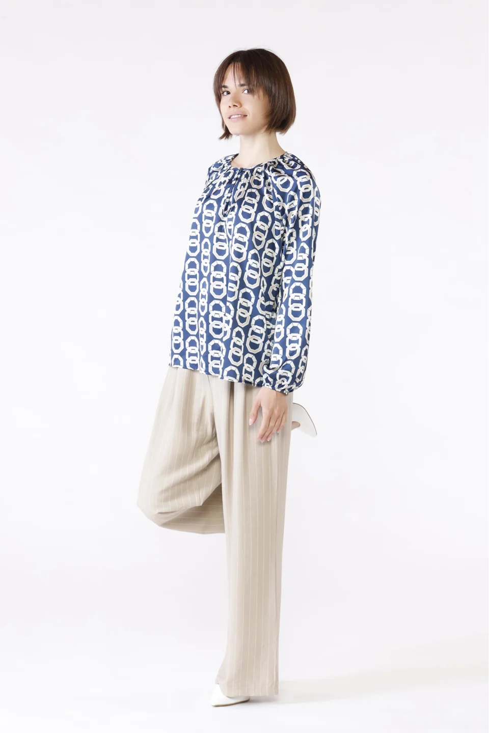 BLUSA fresche serate con stampa fantasia di catene e grazioso scollo con bottoncino sul davanti ONEWORLD HYBRID