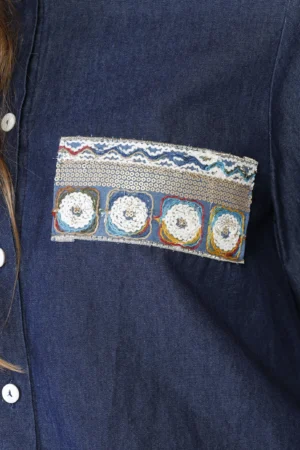 CAMICIA denim con bottoncini bianchi e fondo arrotondato