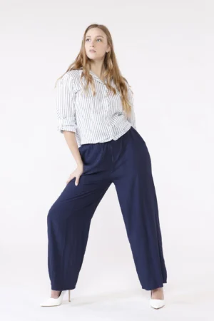 PANTALONE wide leg con comode tasche laterali e laccetto di chiusura