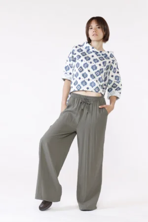 PANTALONE wide leg con comode tasche laterali e laccetto di chiusura