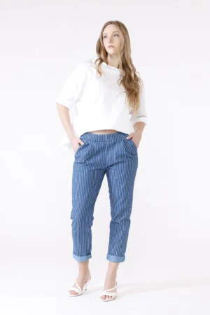 PANTALONE rigato con risvolti alle caviglie e comoda chiusura a elastico
