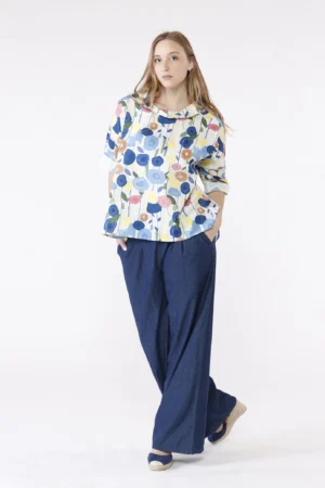 BLUSA fantasia di fiori con scollo a barca risvoltato e manica ampia