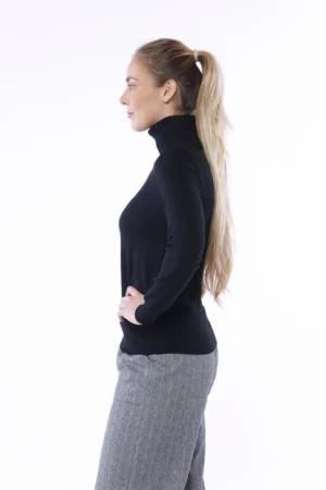 MAGLIA lunga a collo alto con orli a costine