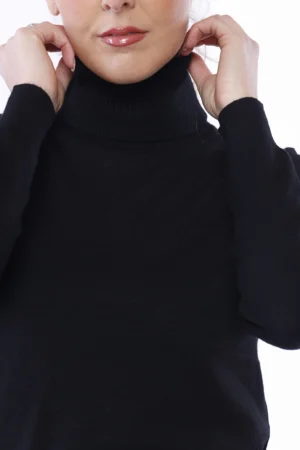 MAGLIA lunga a collo alto con orli a costine