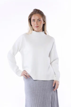 MAGLIA corta e ampia con girocollo alto e orli a coste