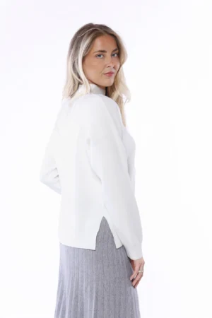 MAGLIA corta e ampia con girocollo alto e orli a coste