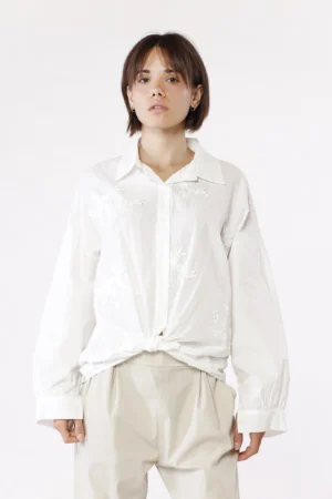 CAMICIA in cotone con fondo arrotondato e foglie ricamate