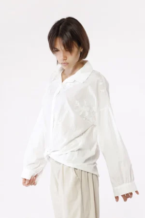 CAMICIA in cotone con fondo arrotondato e foglie ricamate