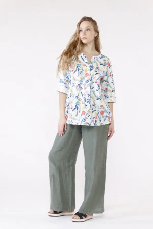 BLUSA ampia fantasia di fiori con scollo a barca risvoltato e manica a tre quarti