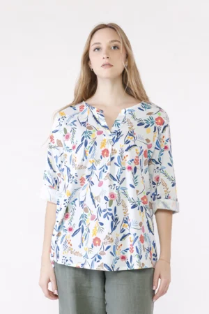 BLUSA ampia fantasia di fiori con scollo a barca risvoltato e manica a tre quarti