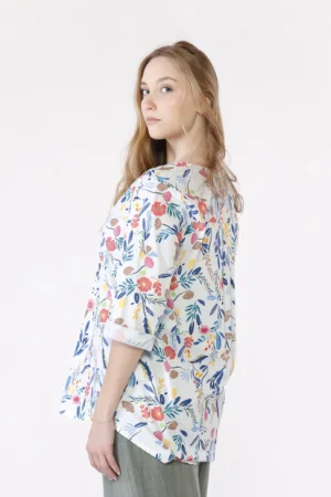 BLUSA ampia fantasia di fiori con scollo a barca risvoltato e manica a tre quarti