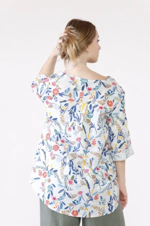 BLUSA ampia fantasia di fiori con scollo a barca risvoltato e manica a tre quarti