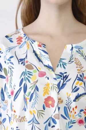 BLUSA ampia fantasia di fiori con scollo a barca risvoltato e manica a tre quarti