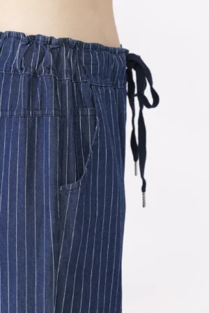 PANTALONE comodo a righe con risvolti alle caviglie e laccetto di chiusura in vita